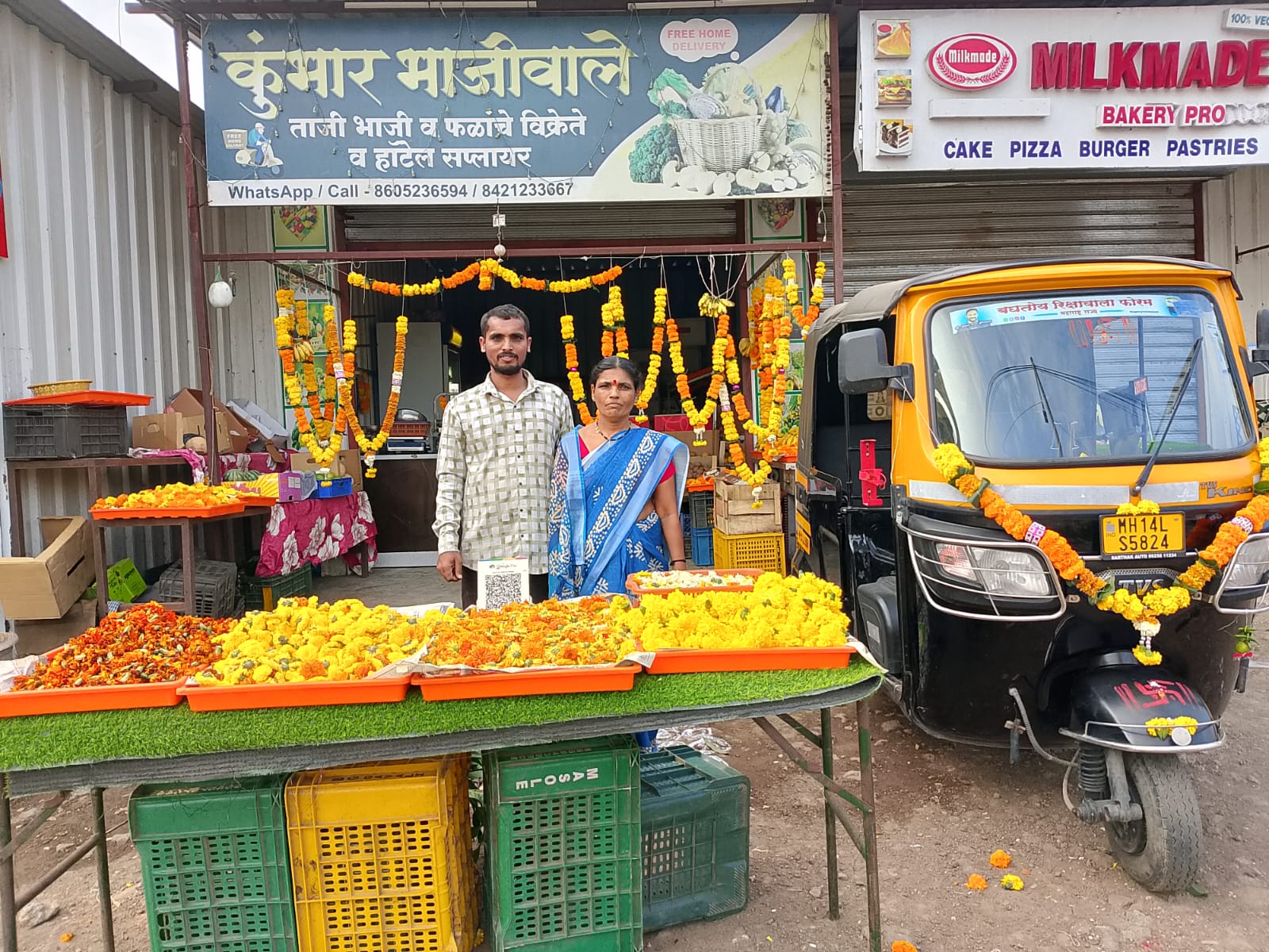 आई आणि मुलगा — कुंभार भाजीवाले दुकानासमोर
